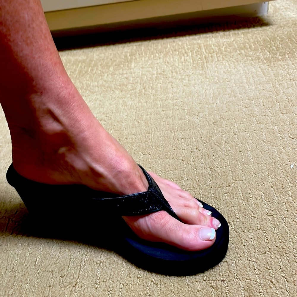 Colin Stuart black wedge flip flops, size 6